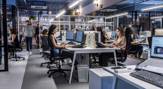 Equipo de ZendalQ trabajando en su oficina en proyectos de automatización con IA
